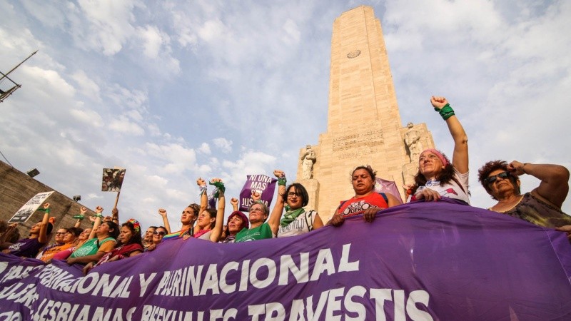 Las primeras mujeres en llegar al Monumento este lunes por la tarde. 