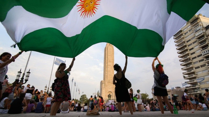 Una bandera argentina con el color verde en el Monumento. 