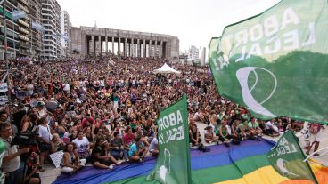 Impresionante concentración de mujeres en el Monumento, donde finalizaba la marcha.
