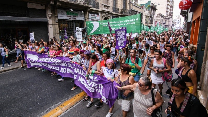 La multitudinaria marcha de mujeres por las calles del centro de Rosario este lunes. 