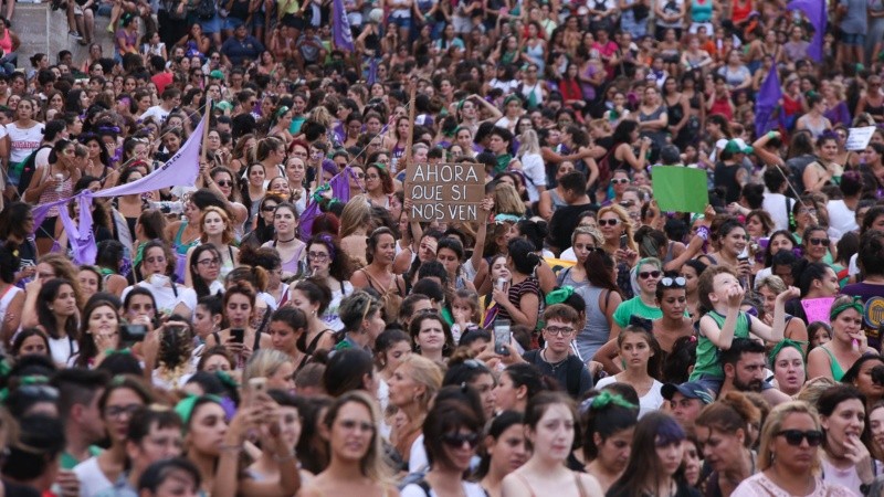 Una marea de mujeres en el Monumento.
