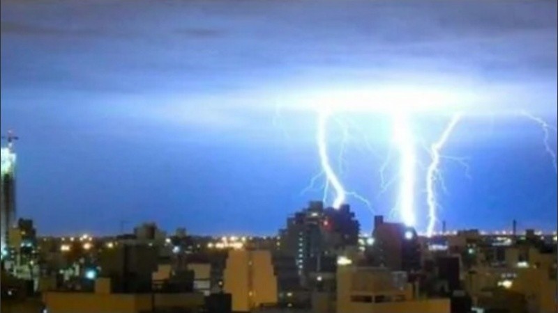 Dos rayos misteriosos interrumpieron el descanso rosarino. 