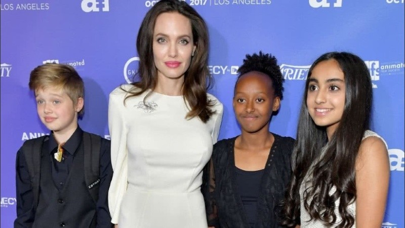 Jolie con algunos de sus hijos. 
