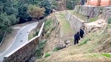 Los residentes se turnan para disfrazarse de oso y caminar por el poblado en otros poblados.