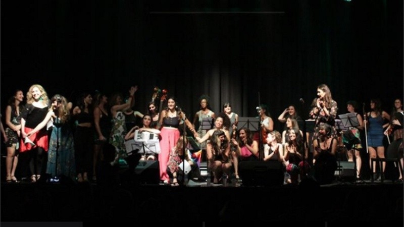 En el concierto de Mujeres Tangueras de Rosario, formaciones compuestas en su totalidad por mujeres que compartirán tangos, valses, milongas, candombes e intervenciones escénicas.