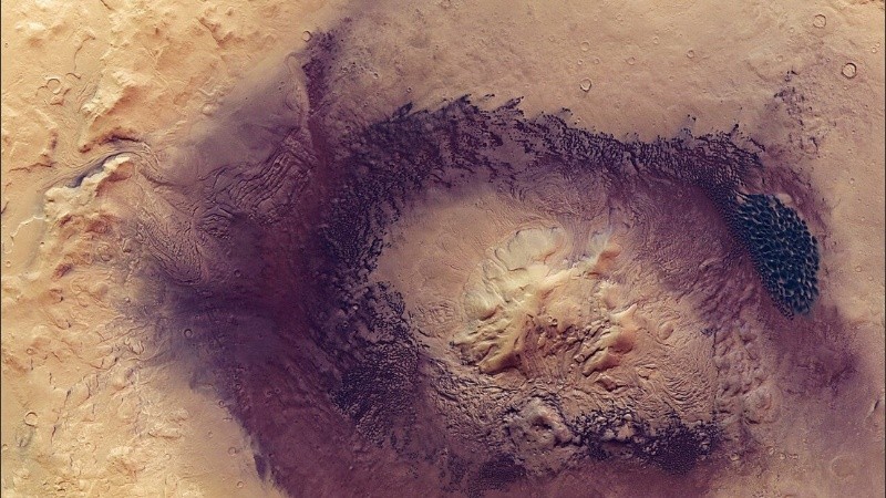 Las dunas de dentro y de alrededor del cráter contienen material arenoso.