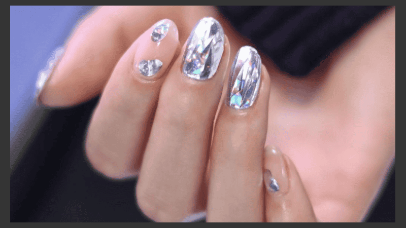 Las glass nails o uñas foil se imponen esta temporada.