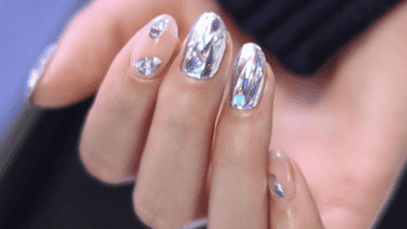 Las glass nails o uñas foil se imponen esta temporada.