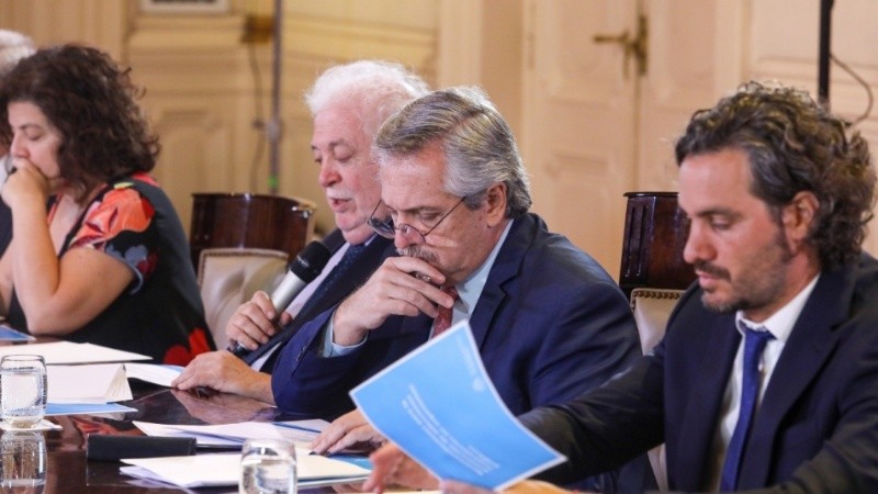Fernández en la reunión de gabinete y con científicos por el coronavirus. 
