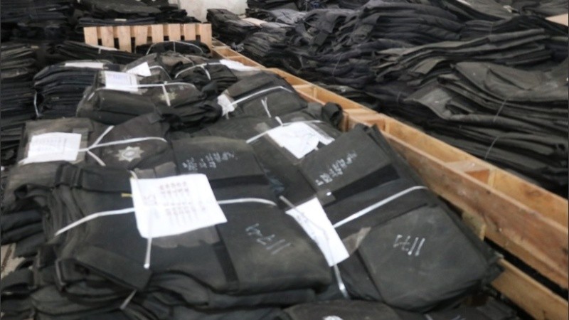 Chalecos antibala vencidos en un depósito de la ciudad de Santa Fe.