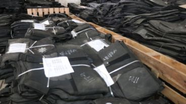 Chalecos antibala vencidos en un depósito de la ciudad de Santa Fe.