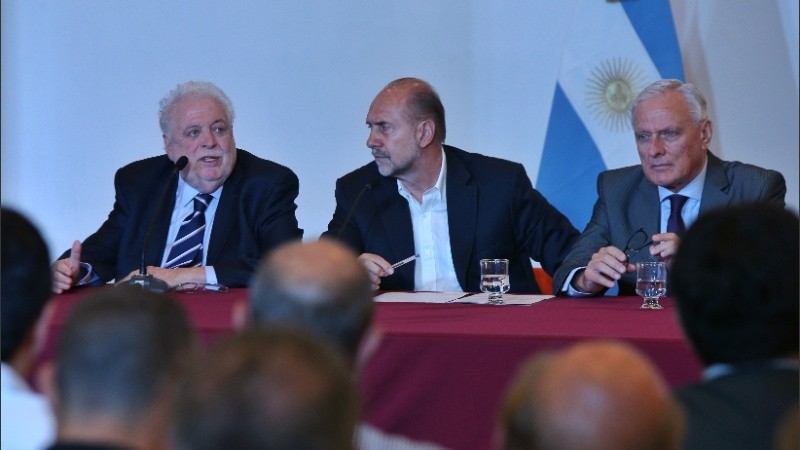 González García junto al gobernador Omar Perotti y el ministro de Salud provincial Carlos Parola.