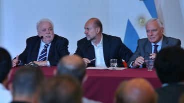 González García junto al gobernador Omar Perotti y el ministro de Salud provincial Carlos Parola.