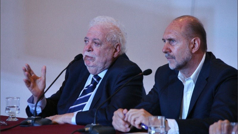 González García dio una conferencia con Perotti.