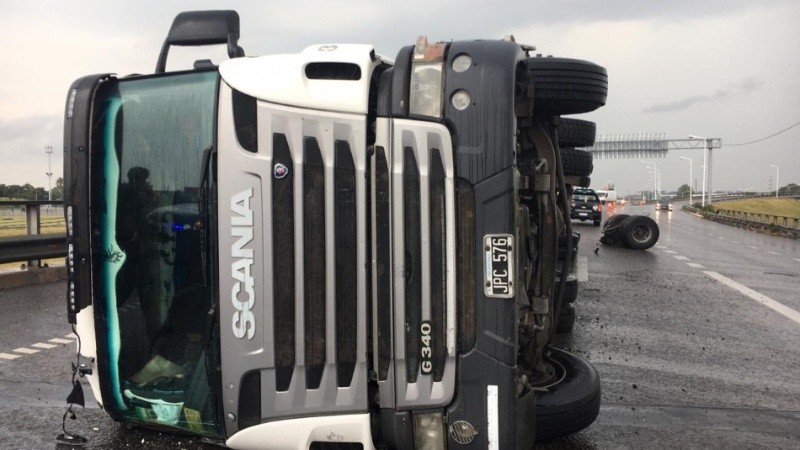 El Scania blanco quedó tendido en el carril sur-norte de Circunvalación.