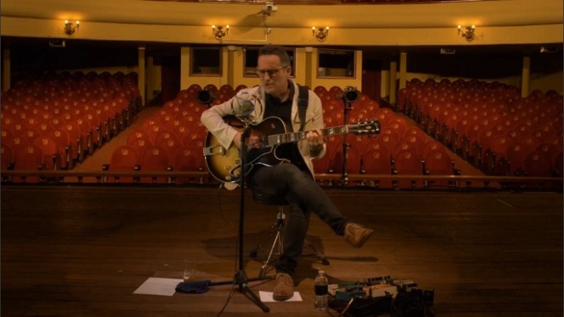  Jorge Drexler ofreció un concierto virtual y sin público desde el teatro Melico Salazar de San José de Costa Rica.