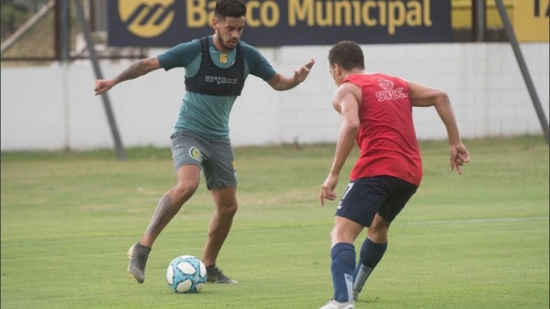 Rosario Central derrotó 2-0 a Central Córdoba. Leonel Rivas y Claudio Riaño anotaron en Arroyo Seco.