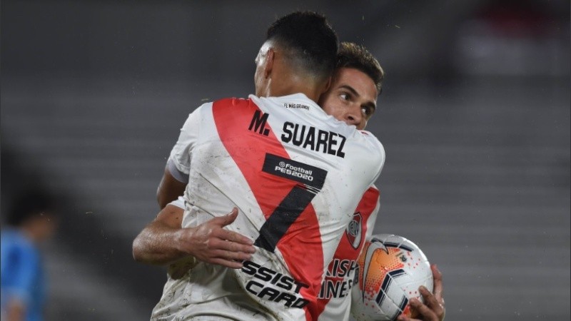 Borré y Suárez, dos de los goleadores de la noche en Núñez.