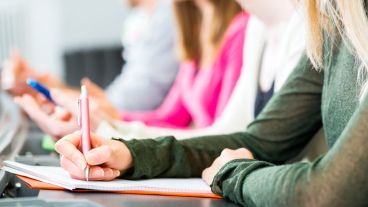 “La educación pública es hoy un territorio en disputa", indican los autores.