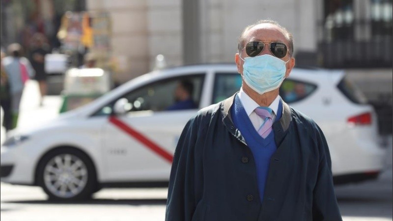 Ciudadanos con barbijo en las calles del centro de Madrid.