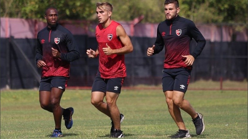 Nadalin, en el medio de Leal y Fernández. El lateral seguiría afuera.