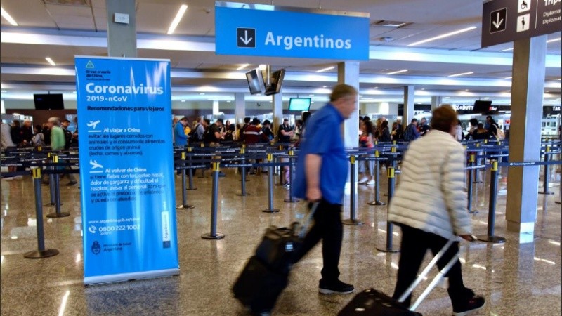 Los viajeros que regresen a Argentina son potenciales transmisores del virus.