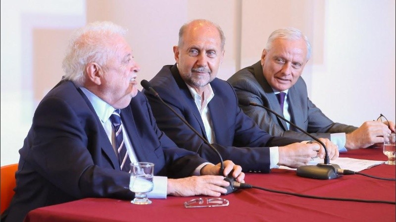 El gobernador Perotti habló de esta línea 0800 cuando recibió a Ginés González García. 