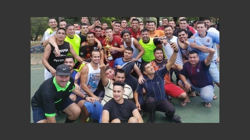 Ronaldinho festejando el título con sus compañeros reclusos. 