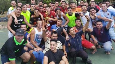 Ronaldinho festejando el título con sus compañeros reclusos.