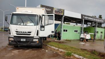El camión que embistió el puesto de la Policía Vial.