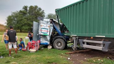 Así quedó el carrito de comidas embestido por uno de los camiones.