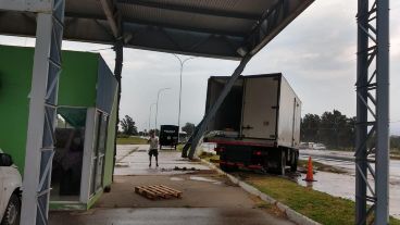 Uno de los camiones destruyó parte del tinglado del puesto vial.