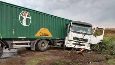 Así quedó el camión que embistió el carrito de comidas.