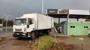 El choque de camiones produjo serios daños materiales.