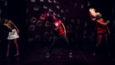 "La idea es desnaturalizar lo cotidiano, estimular la percepción de los usos del cuerpo en la vida de todos los días y criticar las prácticas corporales que el mercado degrada", sintetizó Soledad Verdún sobre "Estar sentados lo menos posibles".