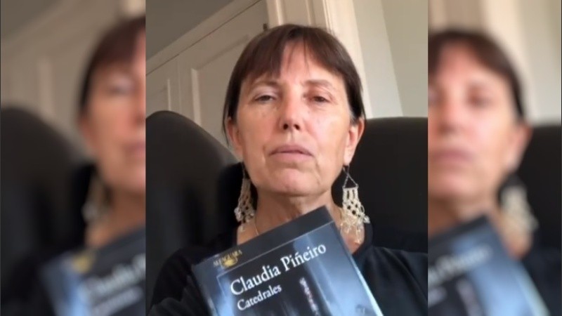 Ante la restricción de realizar actividades culturales en lugares públicos por el avance del coronavirus, la escritora Claudia Piñeiro presentó su nueva novela, 
