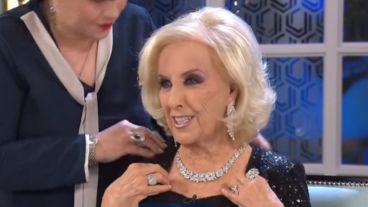 "¡Qué tortura con esto, chicas! Se me vio el corpiño", dijo Mirtha Legrand.