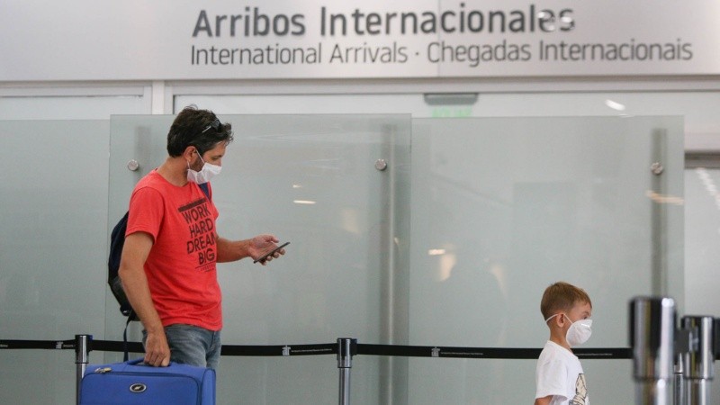 Un vuelo internacional que vino de Brasil este domingo.  Muchos pasajeros pisaron Rosario con sus barbijos puestos.
