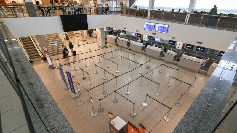 Poca actividad este domingo en el aeropuerto de Rosario que tiene un protocolo sanitario ante casos sospechosos.