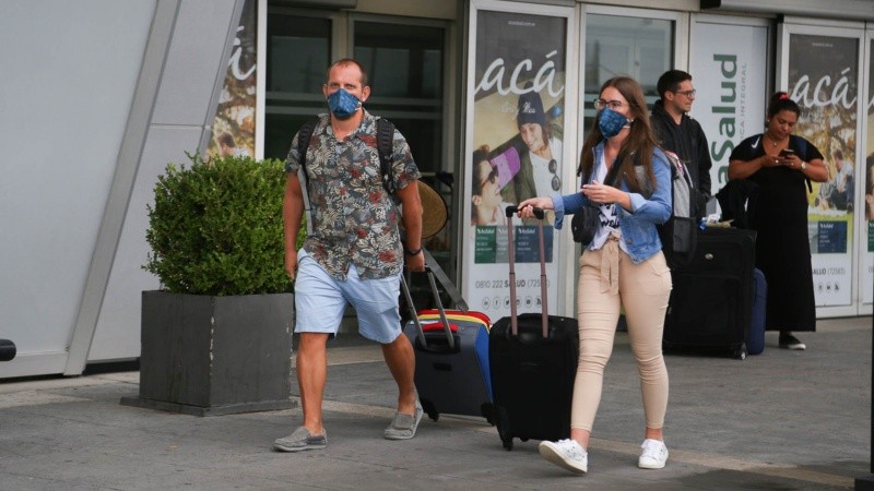Una pareja con sus barbijos en su llegada a Rosario.