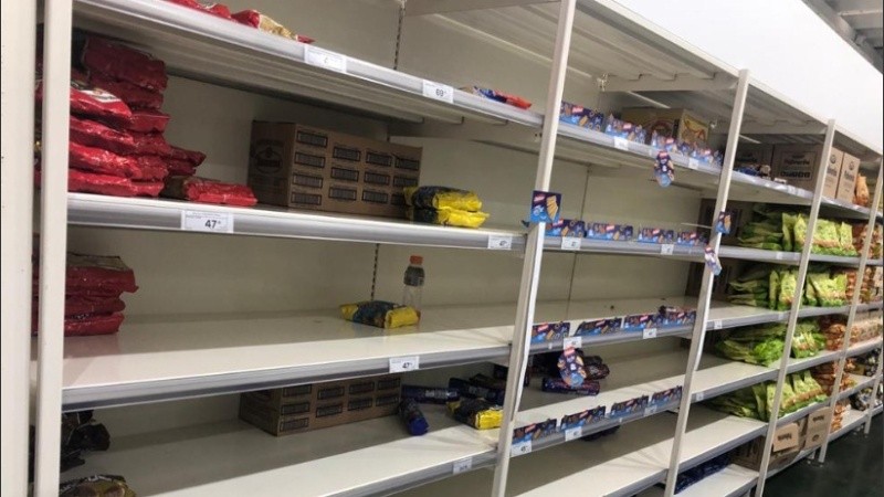 De alcohol en gel, productos de higiene y alimentos quedó poco este domingo.