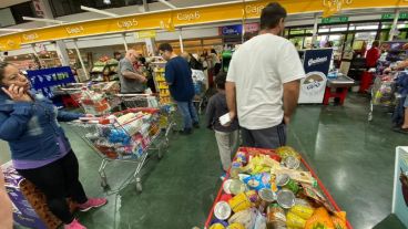 De alcohol en gel, productos de higiene y alimentos quedó poco este domingo.