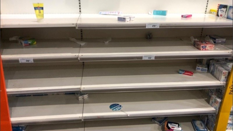 De alcohol en gel, productos de higiene y alimentos quedó poco este domingo.