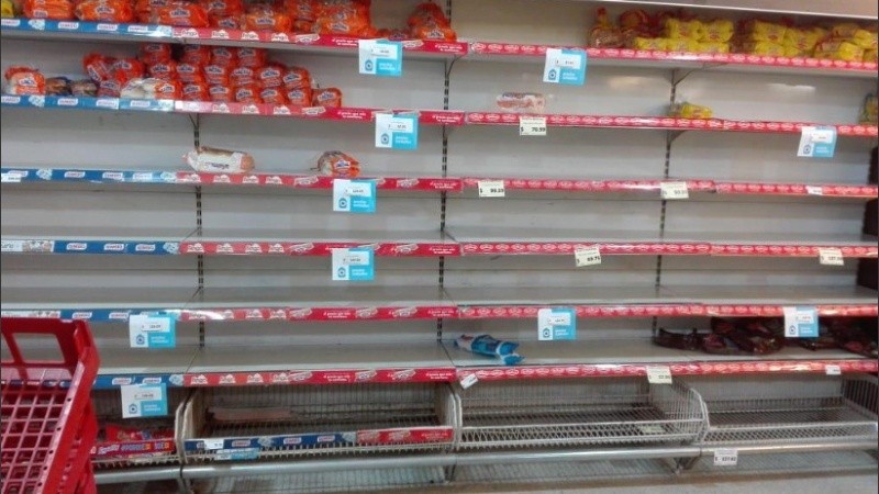 De alcohol en gel, productos de higiene y alimentos quedó poco este domingo.