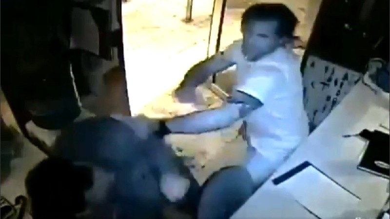 La golpiza quedó grabada por las cámaras de seguridad.