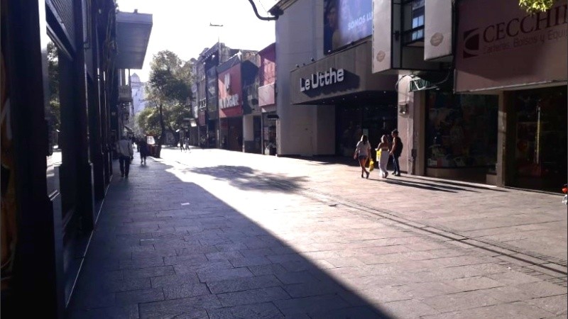 Parece domingo pero la foto es de este lunes a la tarde en peatonal Córdoba.