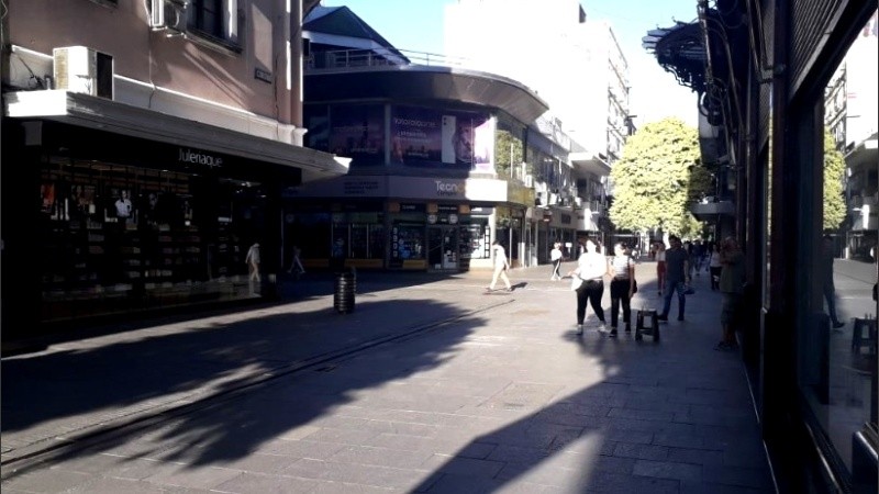 Parece domingo pero la foto es de este lunes a la tarde en peatonal Córdoba.