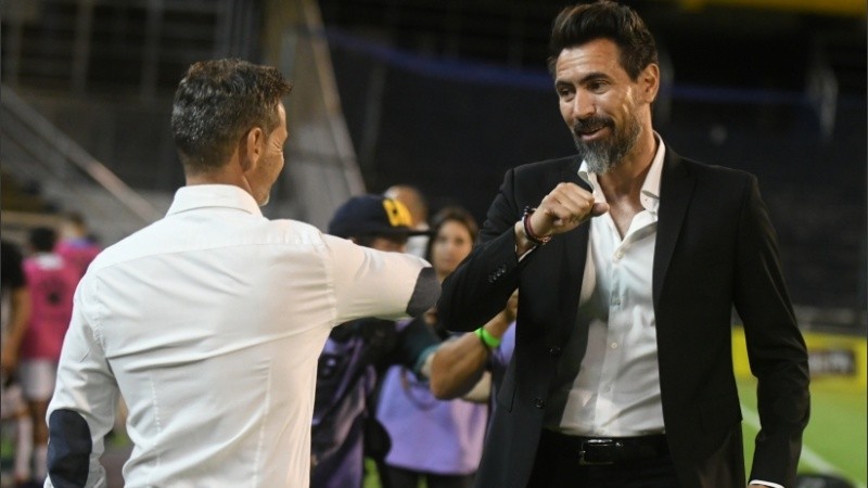 El saludo entre los técnicos, con el codo. Cocca y Domínguez se cuidan.