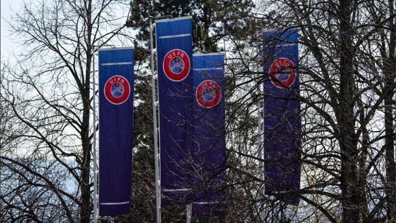 Banderas de la UEFA en la entrada de su sede en Nyon, Suiza.