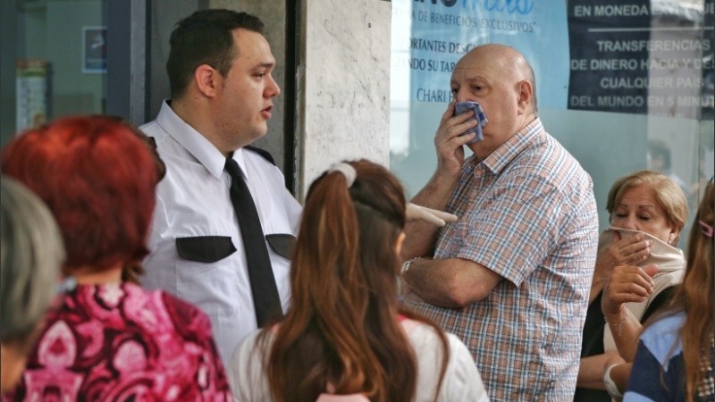 Filas en los bancos, discusiones y miedo al contagio entre los jubilados. 